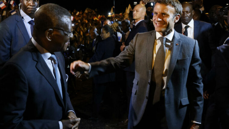 El francés Macron llega a Camerún, dando inicio a un viaje por tres países africanos