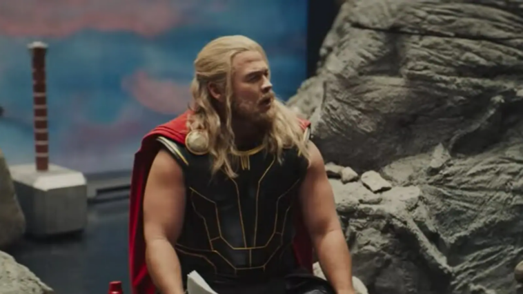 El hermano de Chris Hemsworth, Luke Hemsworth, aparece como Thor en este divertido video.  Reloj
