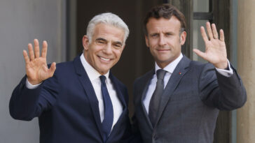 El nuevo primer ministro de Israel, Lapid, insta a Macron a revisar la propuesta de acuerdo con Irán en el viaje a París