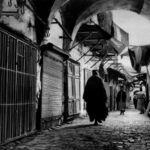 Una fotografía sin fecha, probablemente tomada en la década de 1930, muestra una escena callejera en la Ciudad Vieja de Jerusalén.  (AFP)