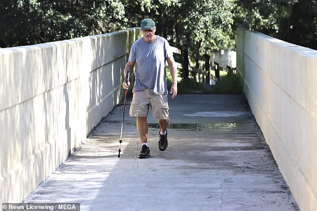 El viernes por la mañana, Christopher Laundrie, de 62 años, con gafas de sol, pantalones cortos, una camiseta gris y un sombrero verde, parecía pensativo mientras caminaba por el sendero accidentado con un bastón en el raro avistamiento público.