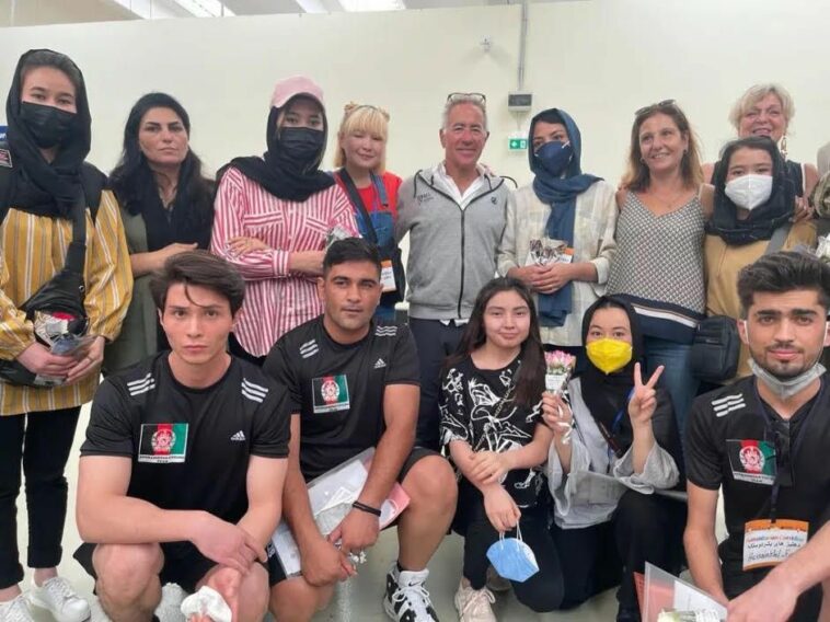 El propietario de Israel-Premier Tech da la bienvenida a ciclistas y refugiadas afganas en Italia después del rescate del grupo líder