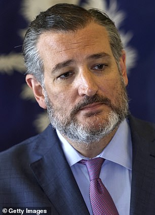 El senador Ted Cruz, de 51 años, es uno de varios republicanos que critican a Joe Biden por continuar con las restricciones que impiden la entrada al país de extranjeros no vacunados.