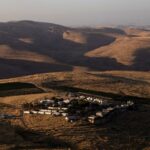 Una imagen de vista general muestra casas en el puesto de avanzada de colonos israelíes de Mitzpe Kramim en Cisjordania ocupada el 18 de junio de 2020. (Reuters)