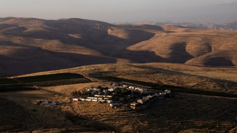 Una imagen de vista general muestra casas en el puesto de avanzada de colonos israelíes de Mitzpe Kramim en Cisjordania ocupada el 18 de junio de 2020. (Reuters)