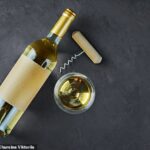 Investigadores de la Universidad de Trento descubrieron que los vinos almacenados en recipientes transparentes pueden reaccionar con la luz y desarrollar aromas desagradables, como