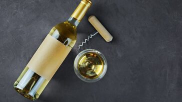 Investigadores de la Universidad de Trento descubrieron que los vinos almacenados en recipientes transparentes pueden reaccionar con la luz y desarrollar aromas desagradables, como