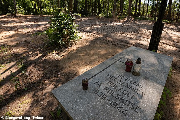 Un monumento de piedra ahora cubre la tumba, con la inscripción 'Nieznani meczennicy Polegli za polskosc.  1939-1944' en polaco que dice 'Mártires desconocidos que cayeron por lo polaco.  1939-1944'