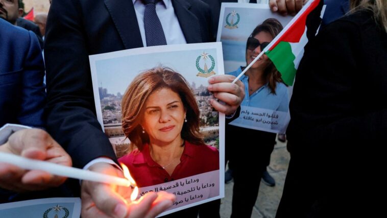 La gente en la ciudad ocupada de Belén, en Cisjordania, enciende velas durante una vigilia en memoria de la periodista de Al Jazeera Shireen Abu Akleh, el 16 de mayo de 2022.