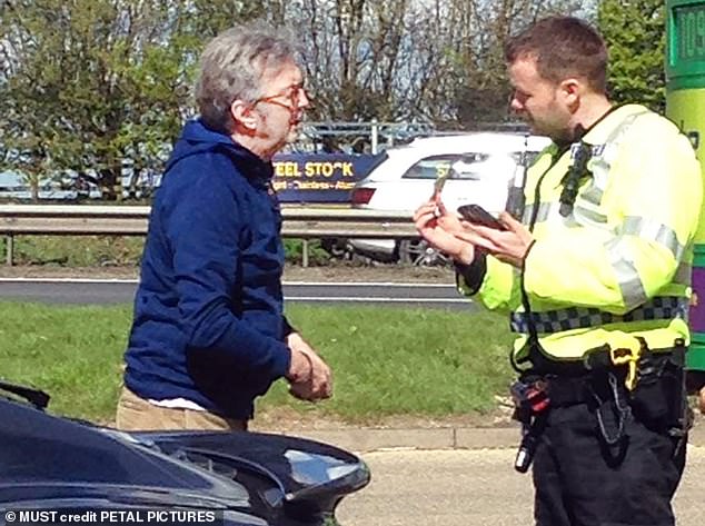La policía de Sussex acusó a Eric Clapton, de 77 años, de no proporcionar información sobre su identidad cuando lo detuvieron en su Porsche.
