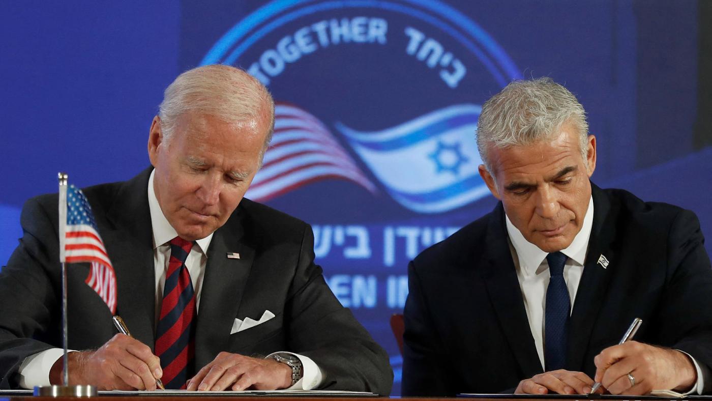 El presidente de los Estados Unidos, Joe Biden, y el primer ministro interino de Israel, Yair Lapid, firman un compromiso de seguridad en Jerusalén, el 14 de julio de 2022.