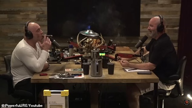 Joe Rogan, de 54 años, fuma un cigarro en su podcast mientras se une al comediante Tom Segura.  Rogan sugiere que Estados Unidos es un 