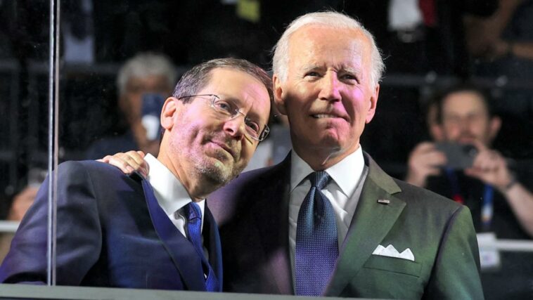 El presidente de los Estados Unidos, Joe Biden, abraza a su homólogo israelí, Isaac Herzog, durante la ceremonia de apertura de los Juegos Macabeos en el estadio Teddy de Jerusalén el 14 de julio de 2022.