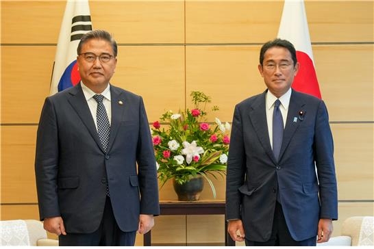 FM Park transmite la voluntad de Yoon de mejorar los lazos Seúl-Tokio en una visita de cortesía a Kishida