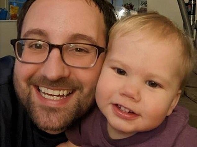 Aaron Beck se suicidó el 28 de junio después de descubrir a su hijo, Anderson Beck, muerto en su automóvil.  Había dejado por error al niño de 18 meses en el auto caliente mientras iba a trabajar durante tres horas.