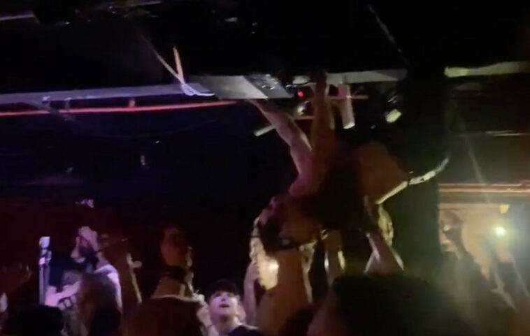 Fan de Foxing se vuelve viral por escalar el techo en show de Ohio