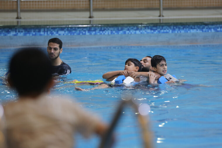 Gaza organiza un club de natación para niños autistas