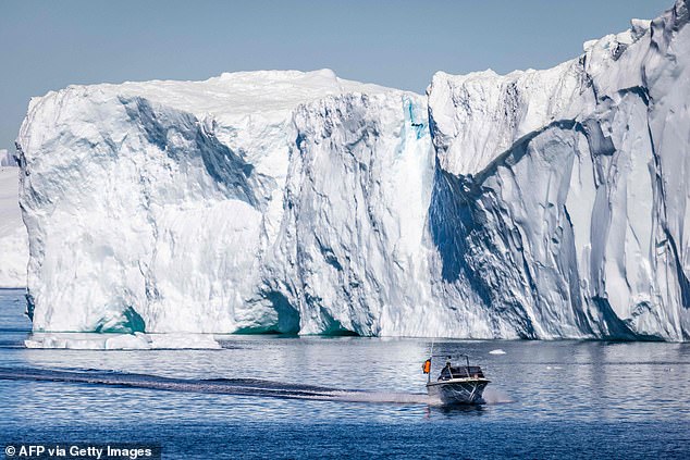 Groenlandia tiene una enorme capa de hielo que se está derritiendo rápidamente debido al aumento de las temperaturas.  El fin de semana pasado, hubo alrededor de 60 grados en todo el país.