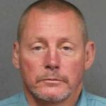 Jameson Chapman, de 48 años, fue arrestado y acusado de asalto, riesgo de lesionar a un niño y alteración del orden público luego de que tiró a Daniel Duncan, de 11 años, de su bicicleta en Deep River el lunes por la noche.