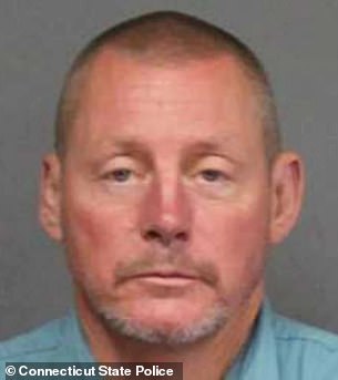 Jameson Chapman, de 48 años, fue arrestado y acusado de asalto, riesgo de lesionar a un niño y alteración del orden público luego de que tiró a Daniel Duncan, de 11 años, de su bicicleta en Deep River el lunes por la noche.