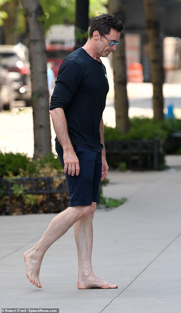 El actor de Hollywood Hugh Jackman, de 53 años, (en la foto) anduvo descalzo el sábado mientras paseaba por Nueva York junto a su esposa Deborra-Lee Furness, de 66 años.