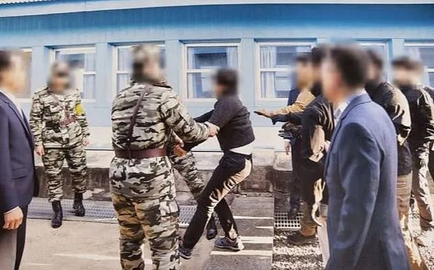 Dos desertores norcoreanos aterrorizados fueron arrastrados a la fuerza al otro lado de la frontera y ejecutados después de que fueran capturados por funcionarios surcoreanos.
