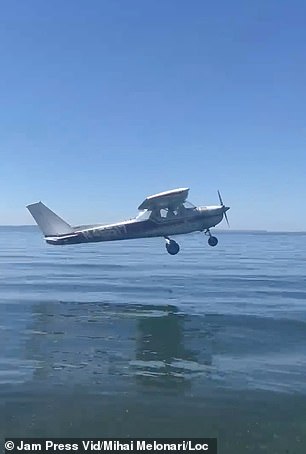 El video muestra el avión volando cerca de la superficie del agua.