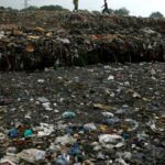 India prohíbe muchos plásticos de un solo uso para hacer frente a los residuos