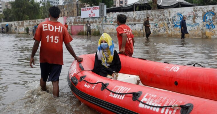 Inundaciones en Pakistán matan a decenas mientras lluvias monzónicas azotan el país
