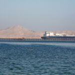 Un buque portacontenedores pasa por una playa en el golfo de Aqaba frente a la isla de Tiran el 12 de julio de 2018.