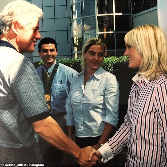Jackie 'O' Henderson ha recordado su coqueto encuentro con el expresidente estadounidense Bill Clinton hace dos décadas.  En la imagen: Clinton (izquierda) estrechando la mano de Henderson (derecha) en t