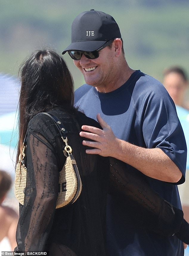 El multimillonario australiano James Packer se veía más feliz de lo que ha estado en años cuando se unió a su ex esposa Erica de vacaciones en Saint-Tropez el miércoles.