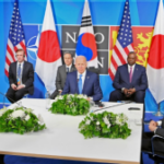 (Desde la derecha) El primer ministro japonés Fumio Kishida, el presidente estadounidense Joe Biden y el presidente surcoreano Yoon Suk Yeol mantienen conversaciones en Madrid el 29 de junio de 2022. (Kyodo)