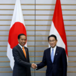 Joko Widodo, presidente de Indonesia, y Fumio Kishida, primer ministro de Japón, se dan la mano durante una cumbre en la residencia oficial del primer ministro en Tokio, Japón, el 27 de julio de 2022. (Reuters)
