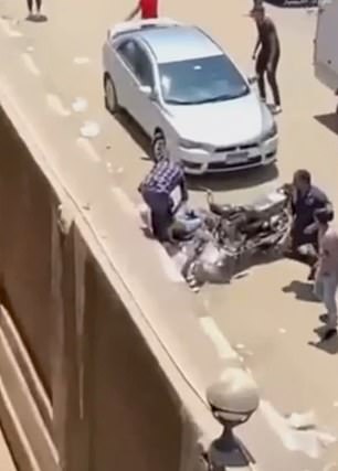 Las imágenes muestran a Adel atacando a Ashraf en las afueras de la Universidad de Mansoura, cerca del delta del Nilo, el 20 de junio.