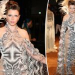 Julia Fox vuelve a la Semana de la Moda de París con un vestido de Iris Van Herpen