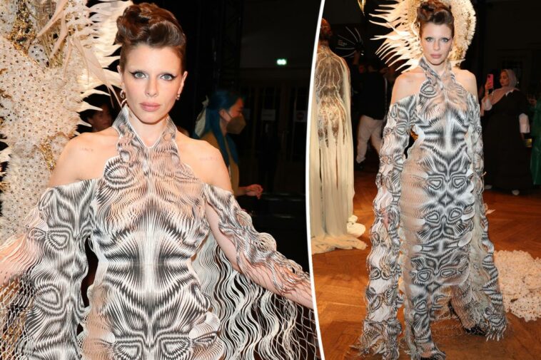 Julia Fox vuelve a la Semana de la Moda de París con un vestido de Iris Van Herpen