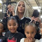 Khloé Kardashian y su hija True animan a North en un partido de baloncesto