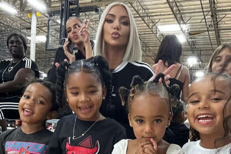 Khloé Kardashian y su hija True animan a North en un partido de baloncesto
