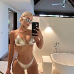 Wowza: Kim Kardashian muestra una pérdida de peso de 21 lb en un bikini metálico MUY diminuto mientras se burla de más trajes de baño de su línea SKIMS