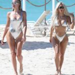 Familia astuta: Kim Kardashian y Khloe Kardashian mostraron sus cuerpos de bikini bomba mientras retozaban en la playa en las Islas Turcas y Caicos este fin de semana