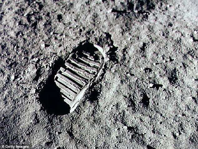 La NASA reveló un video increíble de la luna que se acerca a las huellas de Neil Armstrong y Buzz Aldrin en la superficie lunar, aún visibles 53 años después del aterrizaje del Apolo 11.  Armstrong entró en la historia el 20 de julio de 1969 al dejar la primera huella humana en la superficie de la luna, en la foto de arriba.