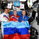 Reprendido: la NASA ha condenado a la agencia espacial rusa después de que tres cosmonautas mostraran propaganda contra Ucrania en la Estación Espacial Internacional.  Sostenían banderas de la República Popular de Luhansk y la República Popular de Donetsk, dos regiones separatistas respaldadas por Rusia.