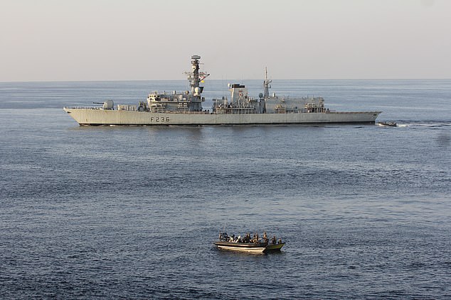 En una primicia naval, el buque de guerra británico HMS Montrose interceptó embarcaciones que transportaban armamento avanzado de Irán que se cree que se dirigía a los rebeldes hutíes en Yemen.