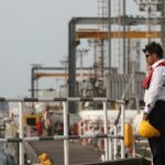 Un técnico iraní se encuentra en una instalación petrolera en la isla Khark, en la costa del Golfo, el 23 de febrero de 2016.