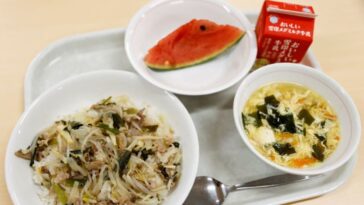 La escuela de Tokio cambia la fruta fresca por mermelada a medida que los precios de los alimentos se disparan