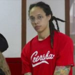 La estrella de la WNBA Griner se declara culpable en su juicio por drogas en Rusia