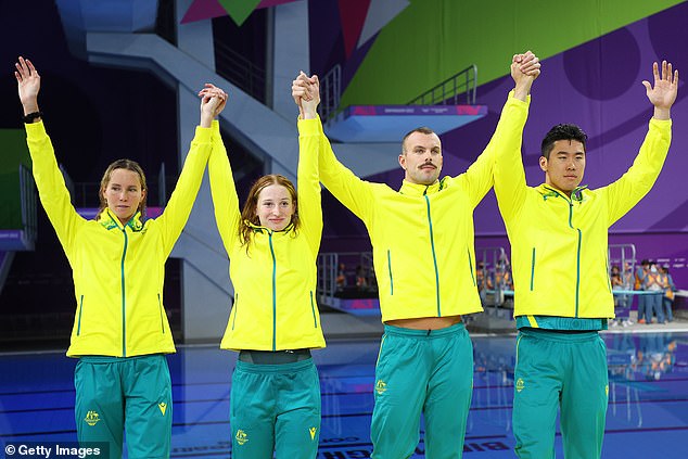 Emma McKeon (izquierda) y Kyle Chambers (segundo desde la derecha) generaron una atmósfera helada cuando ganaron el oro en el relevo de estilo libre de 4x100 m.