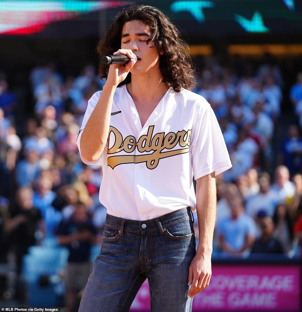 La estrella del pop Conan Gray está siendo furiosamente criticada por su interpretación de Star-Spangled Banner, que interpretó en el Run Derby de la MLB en el Dodgers Stadium de Los Ángeles el lunes.