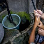 La gente de Yakarta está cavando sus propios pozos de agua, pero esto hace que la ciudad se hunda más rápido